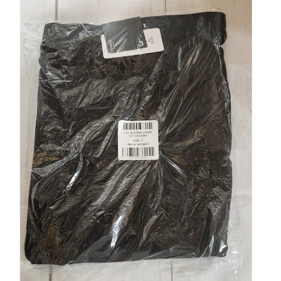 NWT Torrid Full Length Comfort Waist Laser Cut Leggings Plus Size: 3X (22/24) - Picture 3 of 3